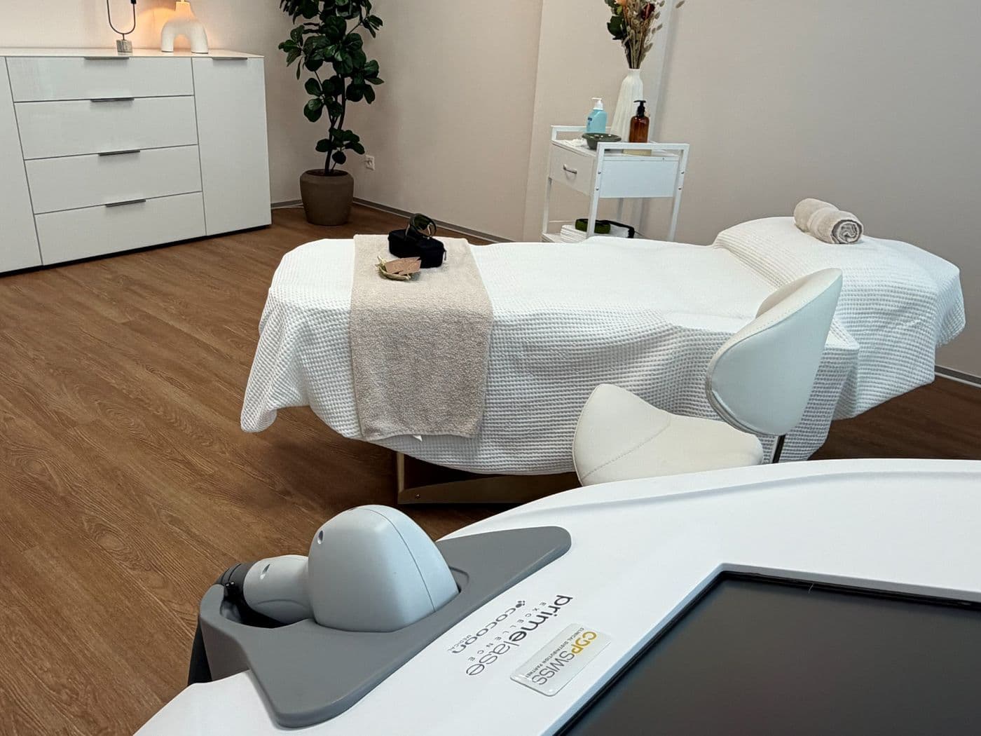 Behandlungsraum mit Prime-Laser-Gerät für medizinische Laser-Haarentfernung