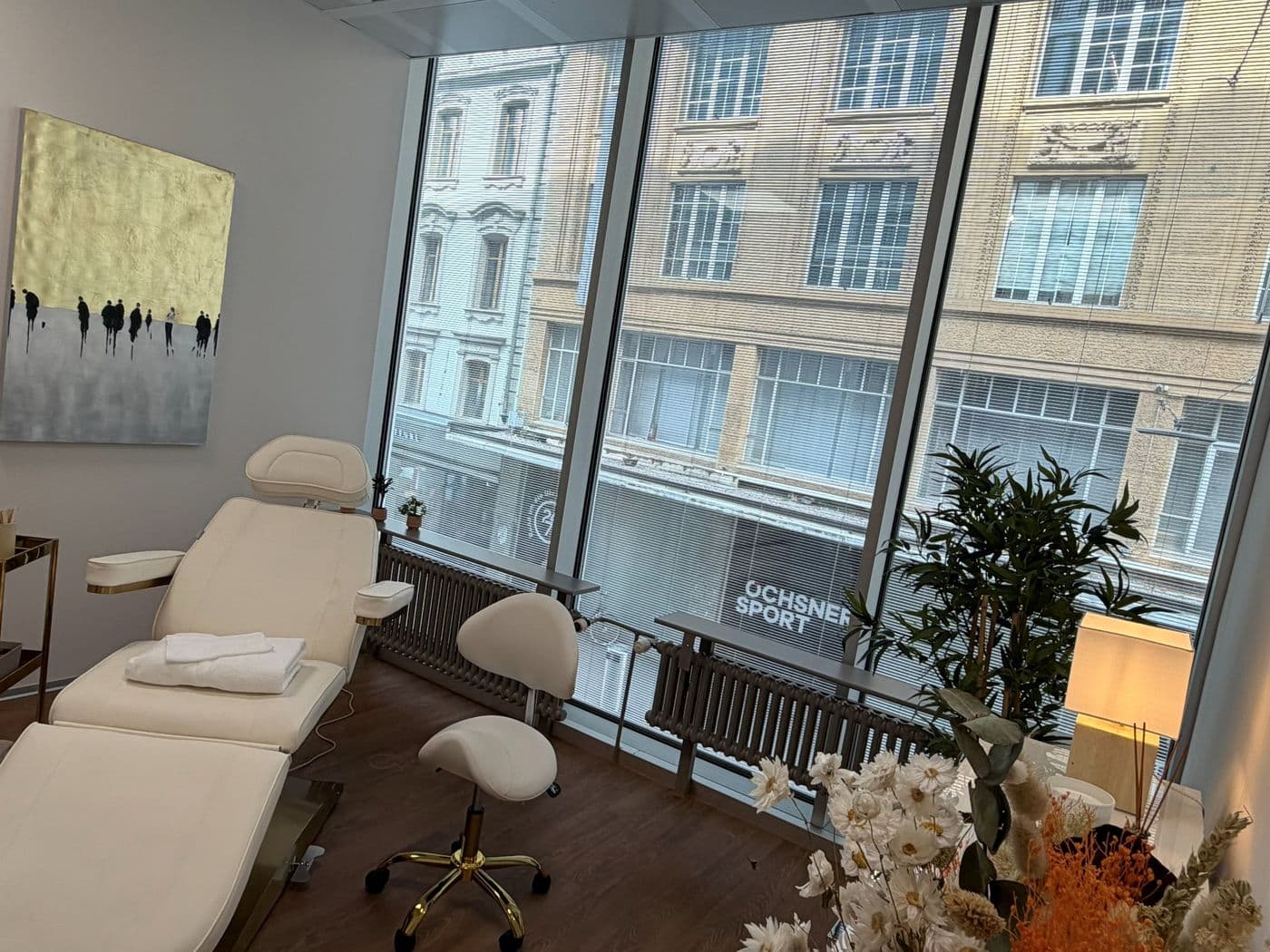 Heller Behandlungsraum für Microblading und Permanent Make-up