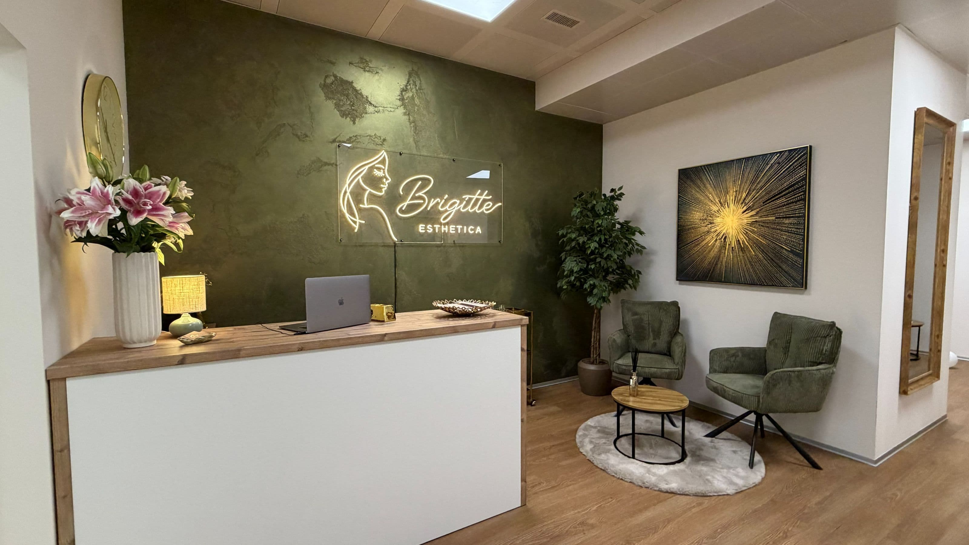Empfang von Brigitte Esthetica mit beleuchtetem Logo und Wartebereich